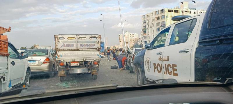 استئناف الحركة المرورية بالطريق الدائري بعد رفع آثار تصادم 6 سياراتl صور