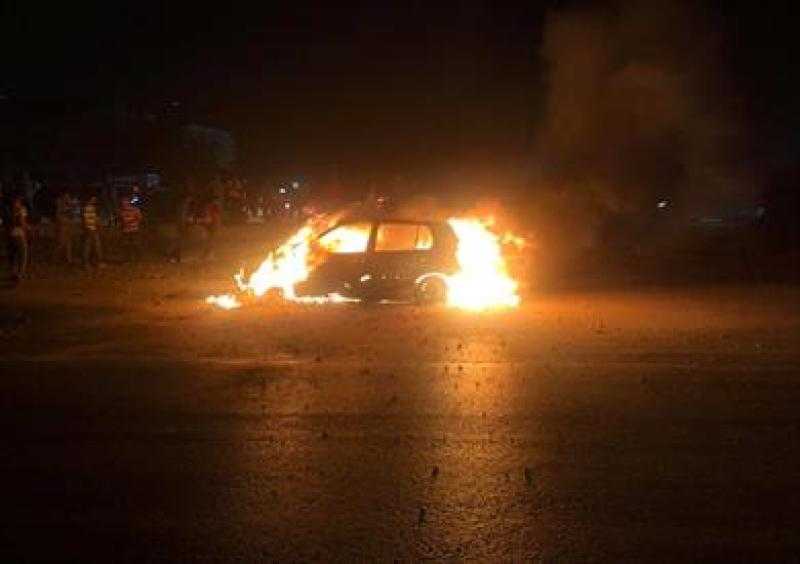 حريق يلتهم سيارة نقل تريلا بعد انقلابها على طريق الدائري بالمنصورة