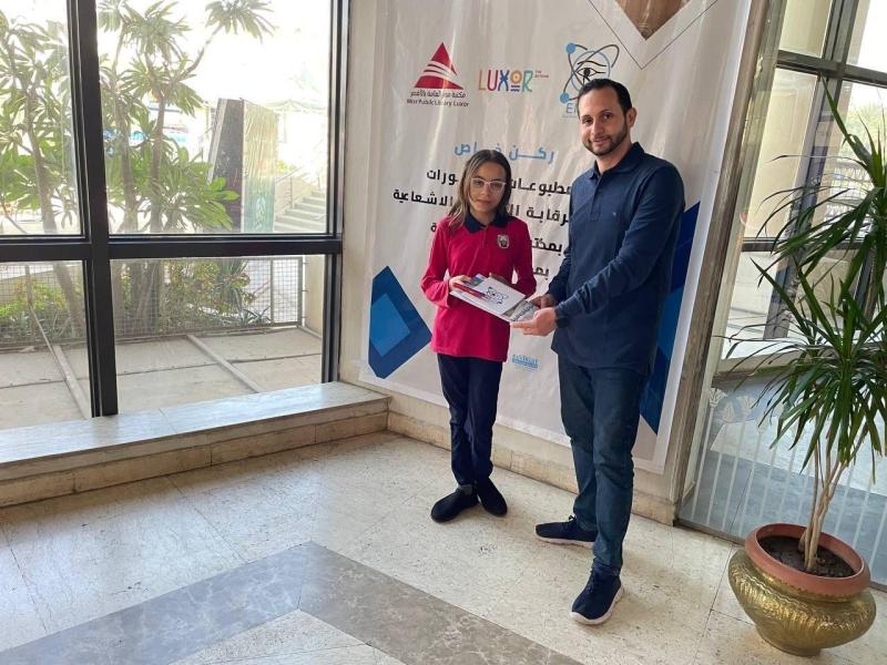 هيئة الرقابة النووية والإشعاعية تكرم الطالبة الفائزة بمسابقة «عيون طلائع الأقصر»