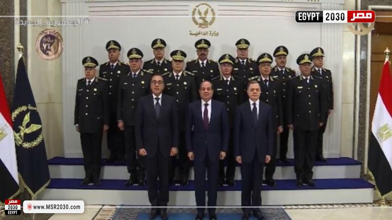 السيسي يتوسط صورة تذكارية