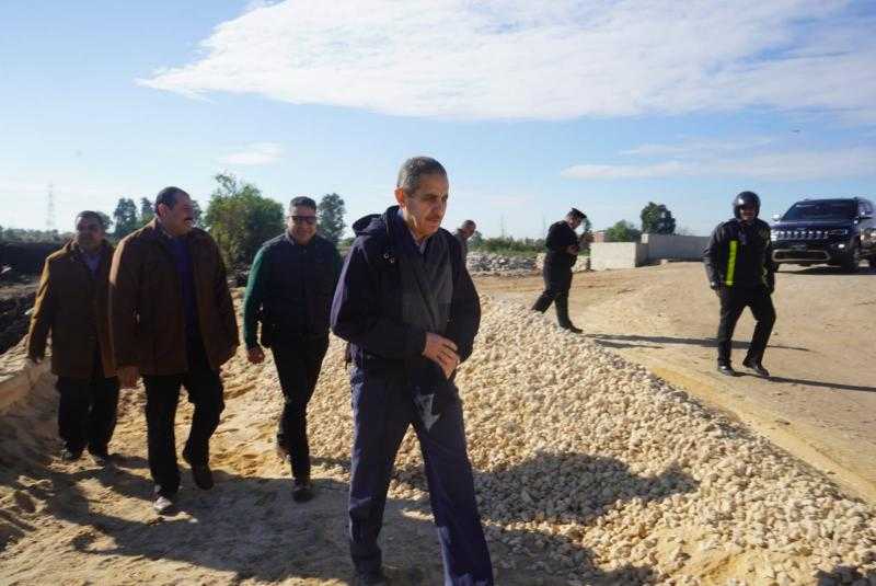 محافظ الغربية يتابع مشروعات الرصف والتطوير بمركزي السنطة وطنطا