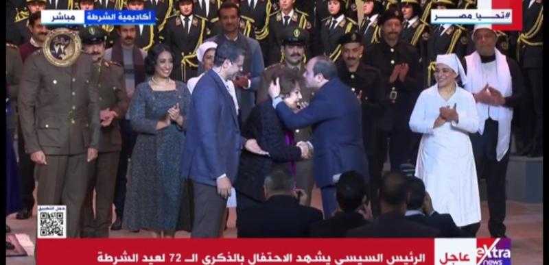 الرئيس السيسي يقبل رأس الفنانة سميحة أيوب.. والأخيرة: كلنا بحبك يا ريس