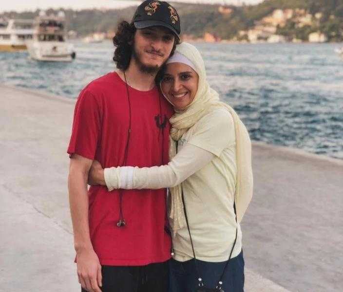 ظهور جديد لـ حنان ترك برفقة ابنها