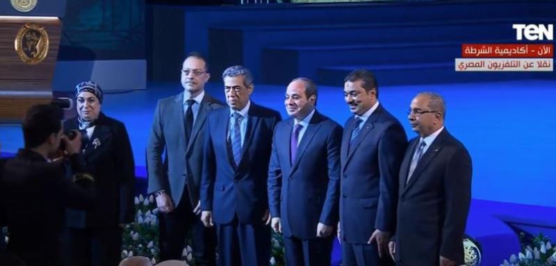 صورة تذكارية للسيسي مع أبناء أبطال مواجهة العدوان الثلاثي على مصر.. «فيديو»