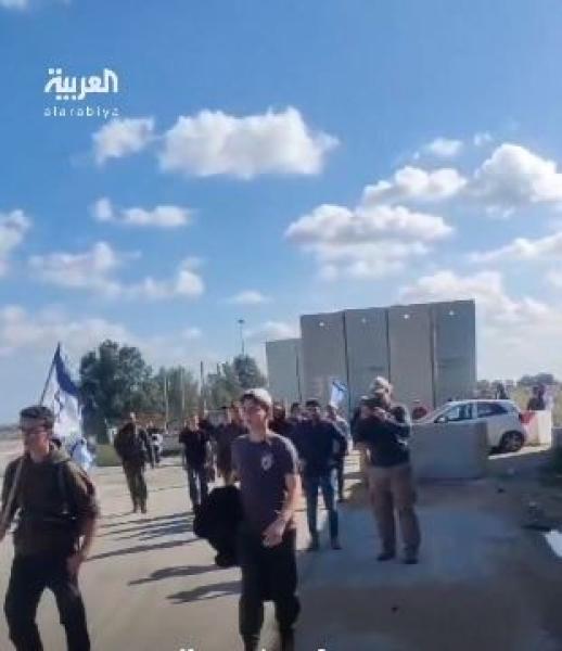 شاهد.. عائلات المحتجزين الإسرائيليين يمنعون شاحنات المساعدات من الدخول لغزة