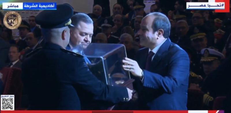وزير الداخلية يقدم هدية تذكارية للرئيس السيسي خلال احتفالية عيد الشرطة