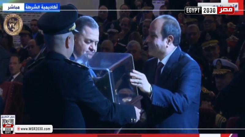 وزير الداخلية يقدم هدية تذكارية للرئيس السيسي