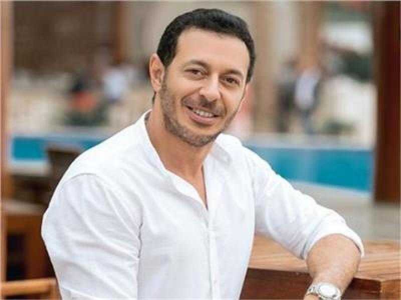 مصطفى شعبان يطمئن على صحة والده ويستأنف تصوير المعلم