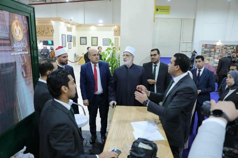 الضويني يفتتح جناح الأزهر