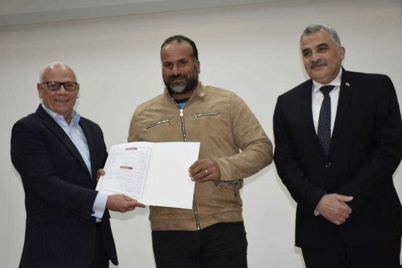محافظ بورسعيد يسلم العقود المؤمنة للمنتفعين بالأراضي الزراعية بمثلث الخير
