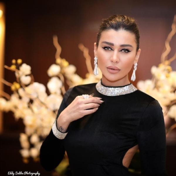 الفنانة اللبنانية نادين الراسي