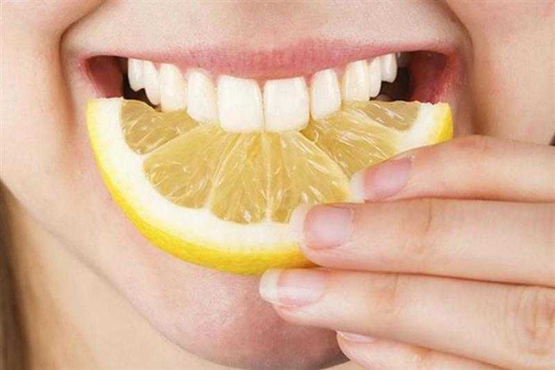 ماذا يحدث لأسنانك عندما تتناول الليمون