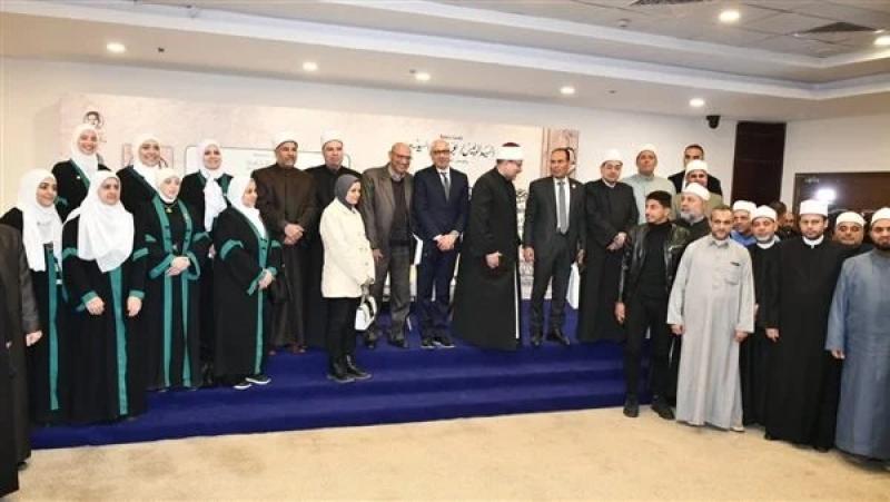 وزير الأوقاف ورئيس هيئة الكتاب يكرمان كُـتَّـاب سلسلة (رؤية) وفريق العمل الفني