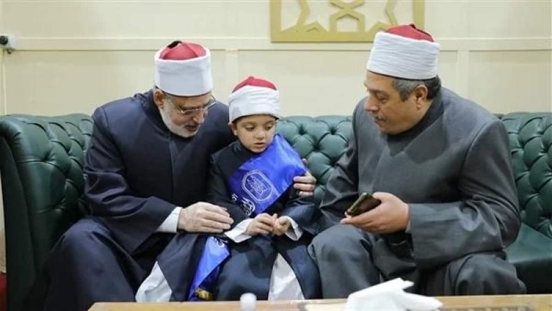 طفل أزهري عمره 7 سنوات يحفظ 10 متون شرعية وعربية