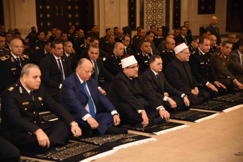 وزيرا الداخلية والأوقاف والمفتى ومحافظ القاهرة يؤدون صلاة الجمعة بمسجد الشرطة    قام اللواء محمود توفيق - وزير الداخلية بأداء صلاة الجمعة اليوم الموافق 26 يناير الجارى بمسجد الشرطة