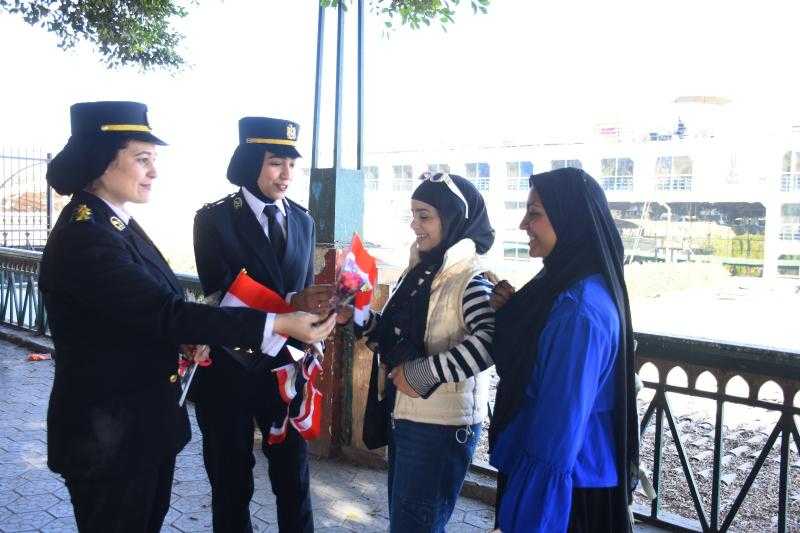 رجال الشرطة يواصلون مشاركة المواطنين الاحتفال بعيد الشرطة