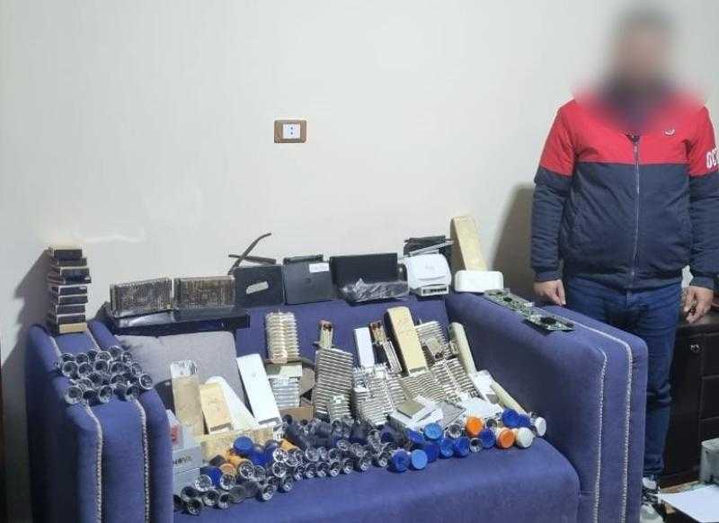 ضبط مالكي محلين لبيع أجهزة ”الريسيفر”  لفك الشفرات القنوات بدون ترخيص