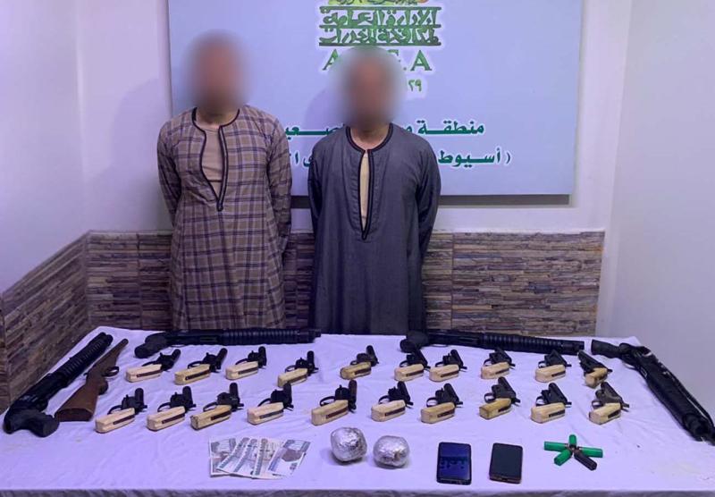 ضبط عاطلين بحوزتهما 25 سلاح نارى وكيلو أفيون فى أسيوط
