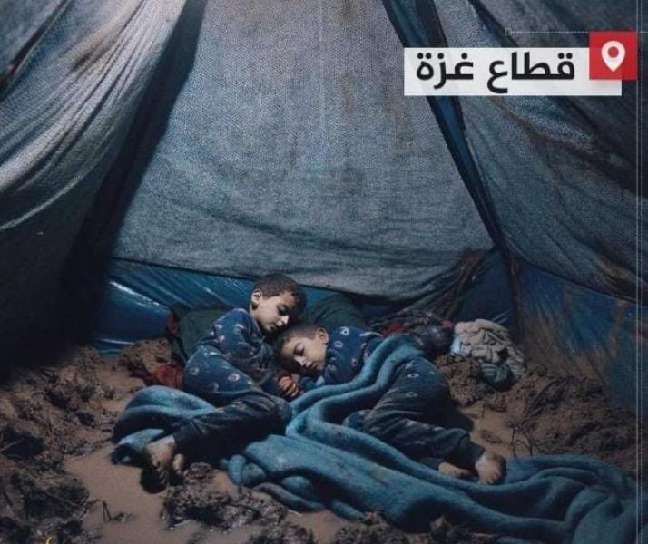مشهد يُدمي القلوب.. أطفال غزة نائمون وسط الطين ومياه الأمطار في خيام النازحين