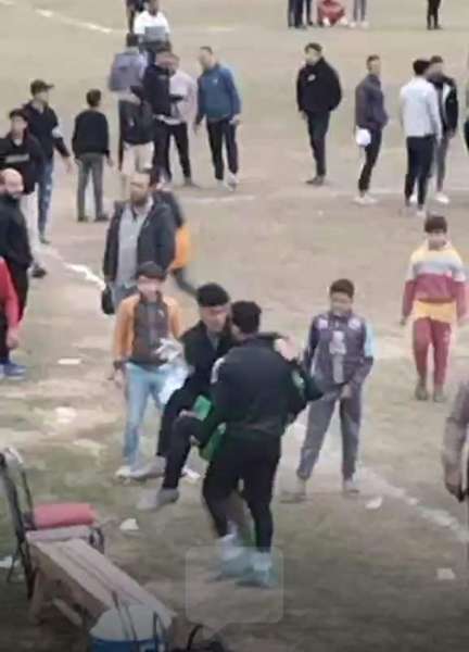 لحظة تعدي جماهير إيتاي البارود بالضرب على لاعبي فريق أبو المطامير
