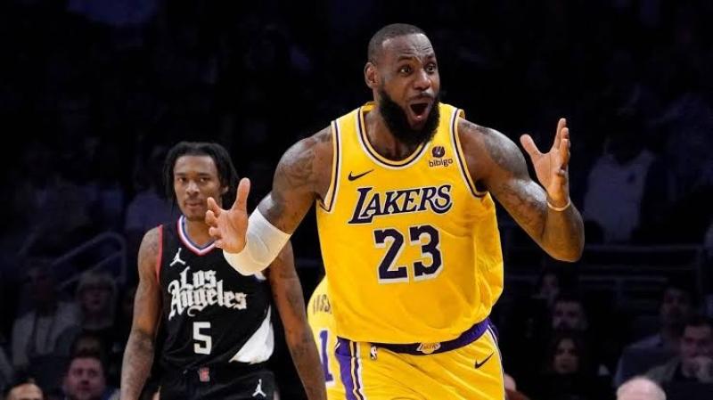 بتألق ليبرون جيمس.. ليكرز يفوز على واريورز في دوري السلة الأمريكي