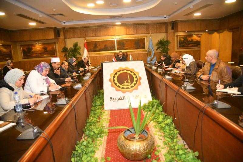 محافظ الغربية يجتمع بلجنة تدعيم دور المرأة ضمن لجان تنمية الأسرة المصرية