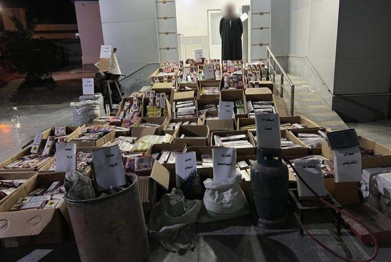 ضبط عاطل بالفيوم يدير مسكنه كورشة لتصنيع الألعاب النارية