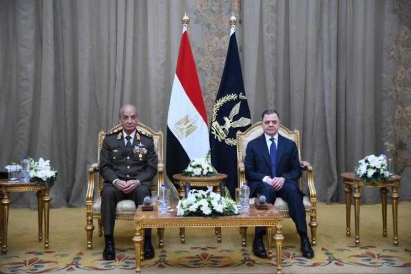 وزير الداخلية يستقبل القائد العام للقوات المسلحة (صور)