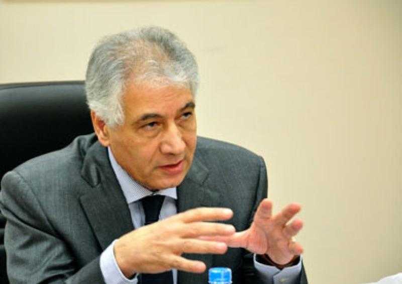 وزير المالية الأسبق يقدم حلًا لأزمة سعر الصرف