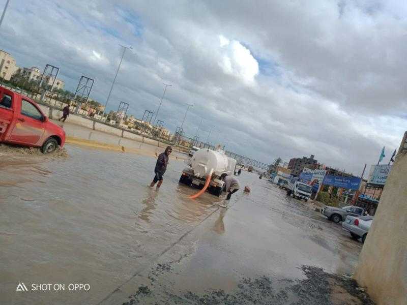 محافظ مطروح يتابع جهود إزالة وسحب مياه الأمطار من الشوارع الرئيسية والفرعية