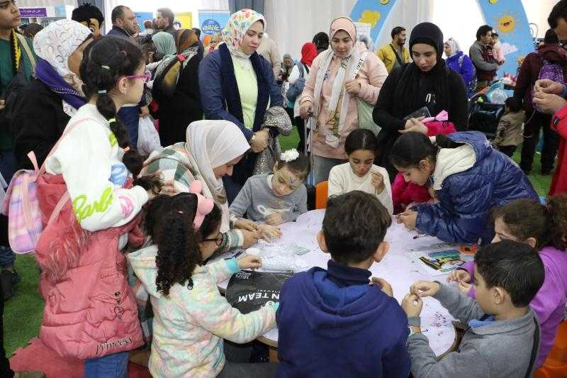 بمعرض الكتاب.. جناح الأزهر يقدم كتاب ”المواسم الثقافية” لرجال الفكر والأدب