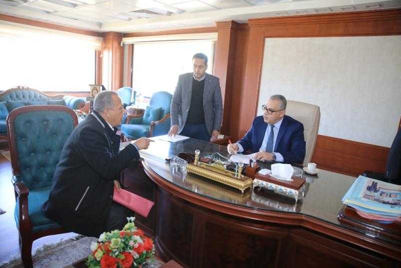 محافظ سوهاج يوجه بتوفير فرص عمل بالقطاع الخاص لعدد من الشباب