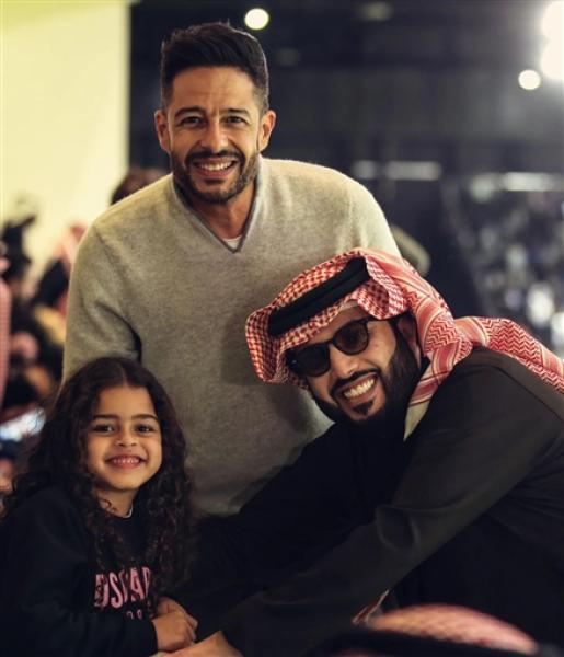 حماقي وابنته فاطمة بصحبة تركي آل شيخ
