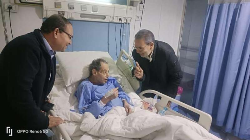 الشاعر محمد نجيب بالعناية المركزة