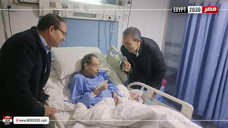 الشاعر محمد نجيب بالعناية المركزة