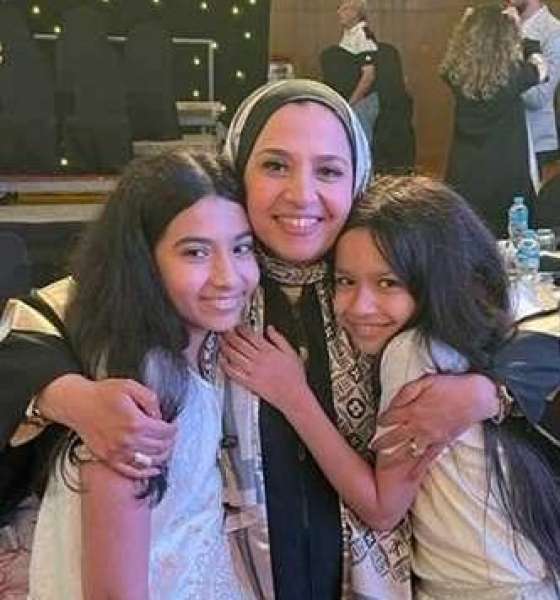 الطفلتان ووالدتهما
