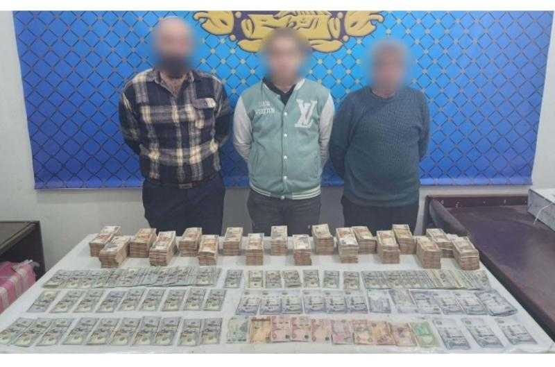 ضبط 3 متهمين بالاتجار في العملة بالمطرية