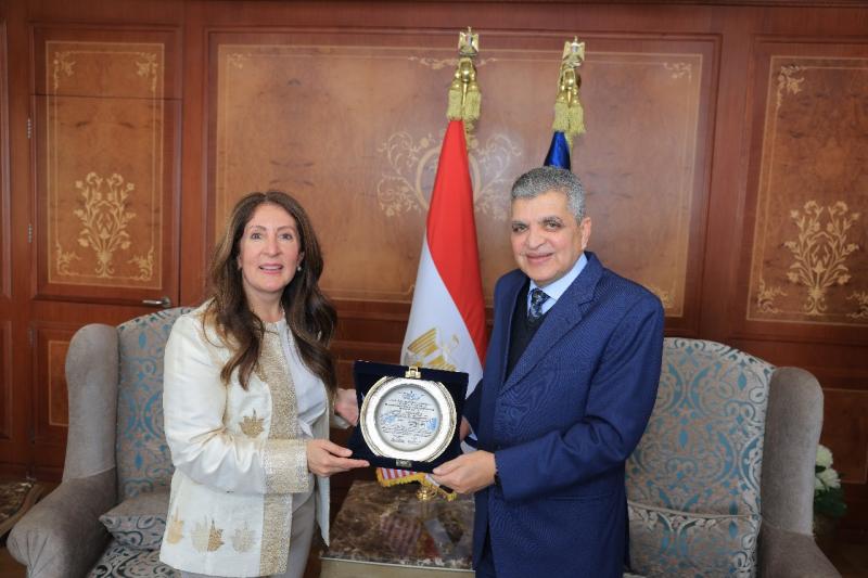 السفيرة الأمريكية بالقاهرة: نثمن جهود قناة السويس في التعامل مع التحديات الراهنة