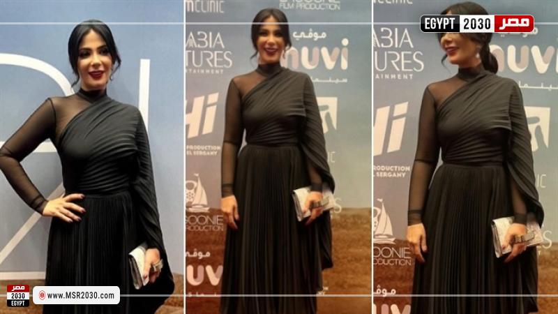 منى ذكي بإطلالة سوداء من عرض فيلمها رحلة 404