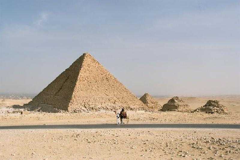 زاهي حواس: محدش يقدر يقوم بتبليط الأهرامات.. ولا صحة لهذا الأمر