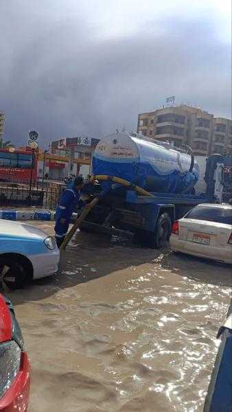 محافظ مطروح يتابع جهود إزالة وسحب مياه الأمطار من الشوارع الرئيسية والفرعية