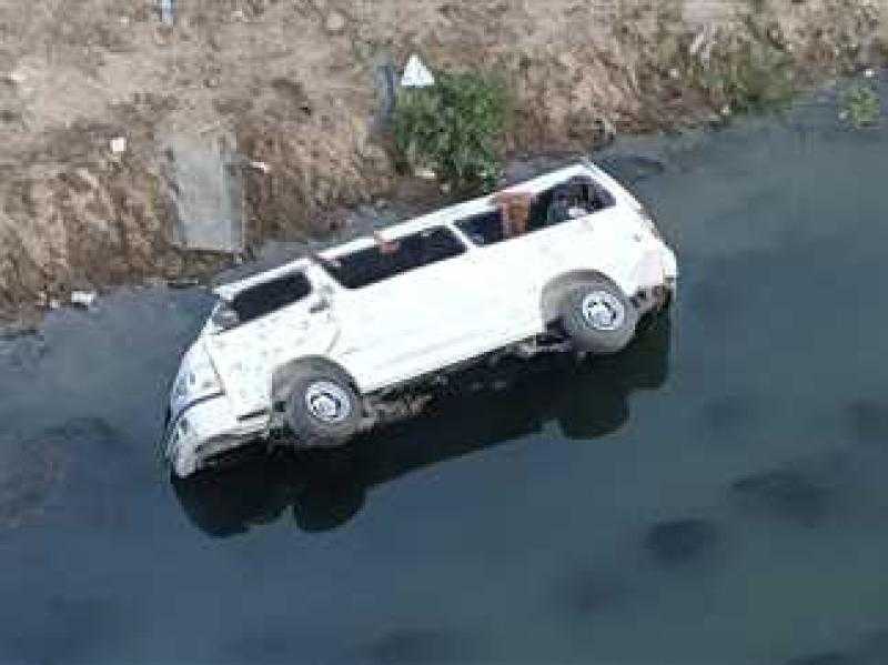 العربية نزلت بيهم الترعة .. إصابة 6 أشخاص في انقلاب سيارة ميكروباص ببنى سويف