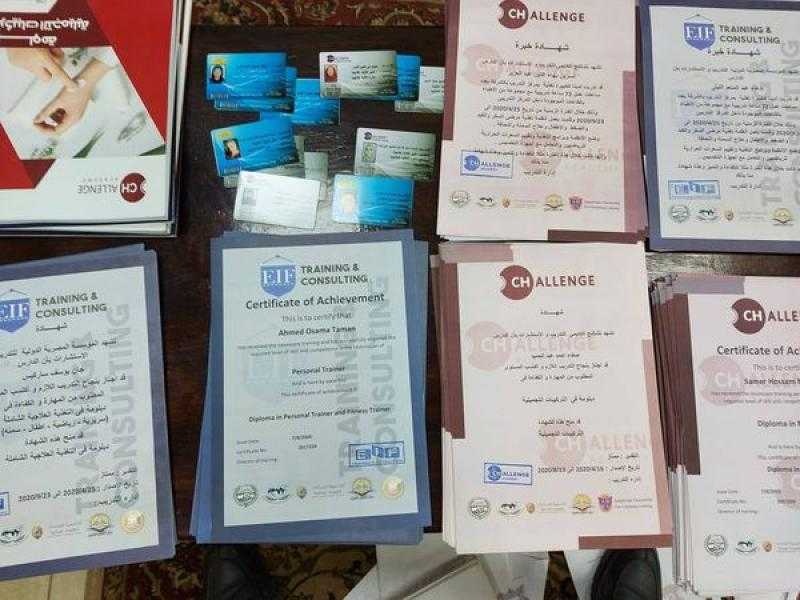 بحوزته 33 كارنيه وشهادات مزورة .. ضبط صاحب كيان وهمي للنصب على المواطنين بـ كرداسة