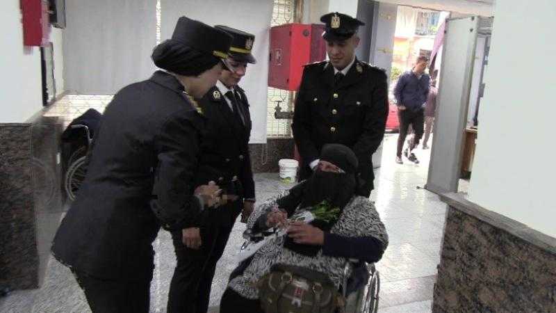 الداخلية تستخرج تصاريح العمل ووثائق السفر بالمجان للمواطنين .. صور