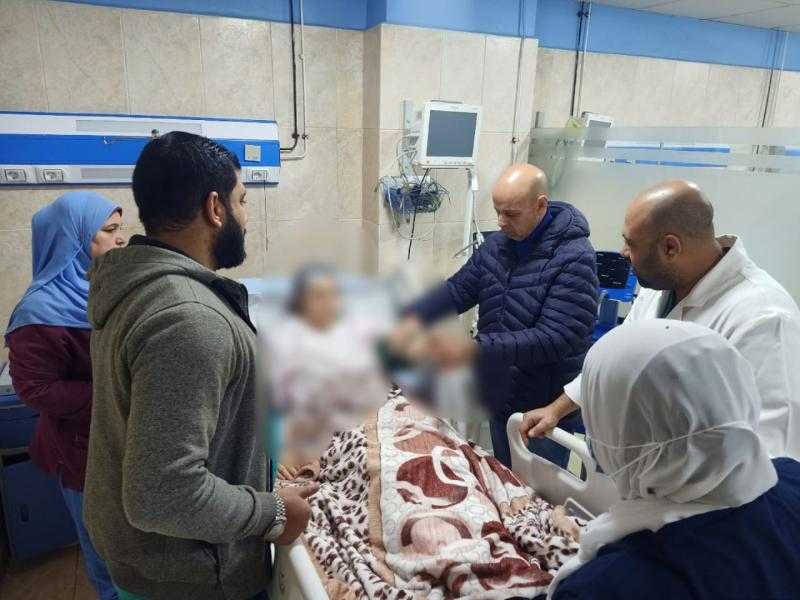 وكيل صحة الشرقية يطمئن على حالة مريض استئصل ورم سرطاني بمستشفى السعديين