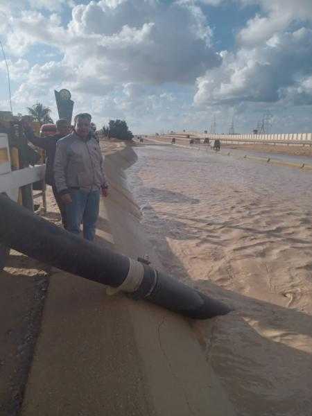 محافظ مطروح يتابع جهود إزالة تراكمات مياه الأمطار