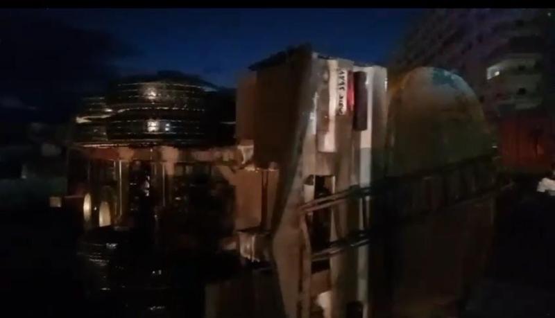 إصابة شخص في انقلاب سيارة محملة بالوقود بالبحيرة