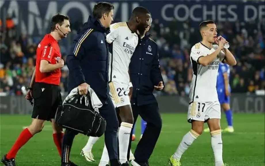 شجار عنيف في تدريبات ريال مدريد قبل الكلاسيكو بين تشاوميني وفالفيردي