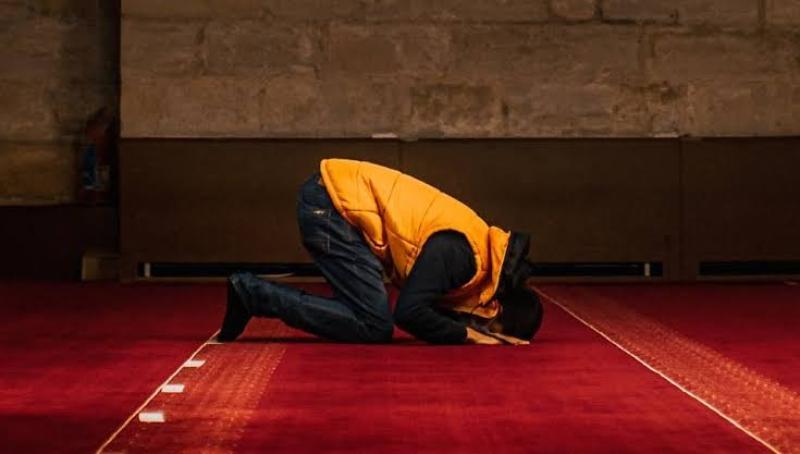 حكم أداء الصلاة الفائتة في جماعة: إجماع الفقهاء وفضائلها
