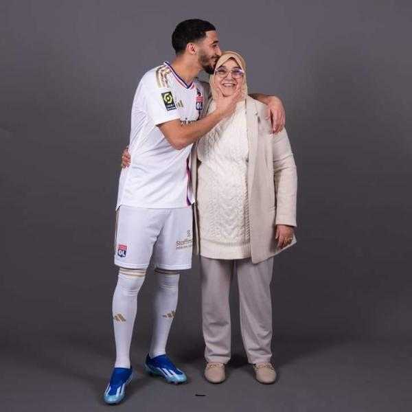 بقبلة في الرأس.. سعيد بن رحمة ينتقل لليون الفرنسي ويصطحب والدته